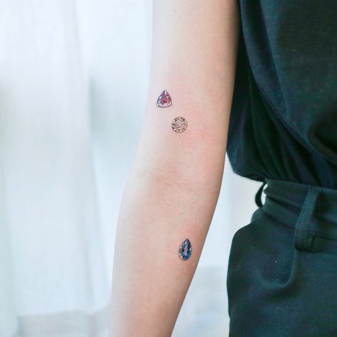 family birthstone( garnet , diamond , sapphire ) Birthstone Tattoo Ideas, Artful Tattoos, Baby Hand Tattoo, Ruby Tattoo, Colorful Butterfly Tattoo, Tiny Flower Tattoos, Mini Tats, Gem Tattoo, C Tattoo