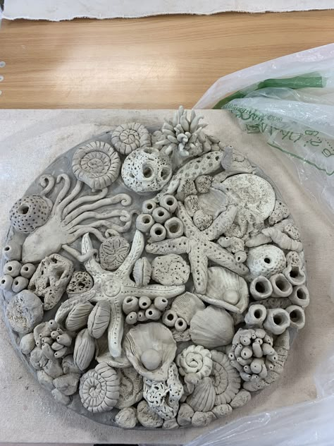 Relief Clay Sculpture, Clay Ocean Art, Coral Reef Ceramics, Ceramic Sea Creatures, Ocean Clay Ideas, Coral Pottery, Clay Coral Reef, Ceramic Coral Reefs, Ocean Pottery