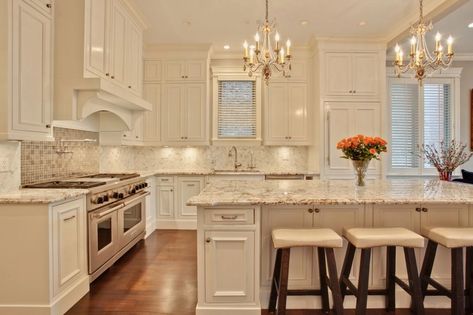 Kitchen Pop, Antique White Kitchen Cabinets, Ivory Kitchen, White Kitchen Traditional, Popular Kitchen Designs, Antique White Kitchen, Kitchen Cabinets Pictures, Painted Kitchen Cabinets Colors, Gray And White Kitchen