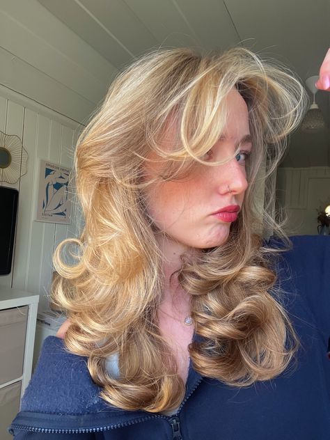 #hair #layers #blond #hairinspo Y2k Layered Hair, 80s Layered Hair, Fizzy Hair, 80’s Hair, Hair Layers, 80s Hair, Warm Blonde, Dirty Blonde, Medium Hair Cuts