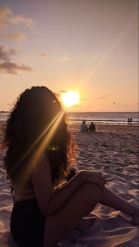 Curly Hair On Beach, Curly Hair At Beach, Curly Hair Instagram Pictures, Curly Beach Hair, Ootd Summer Beach, Praia Aesthetic, Curly Hair Beach, Summer Picture Poses, Selfie Ideas Instagram