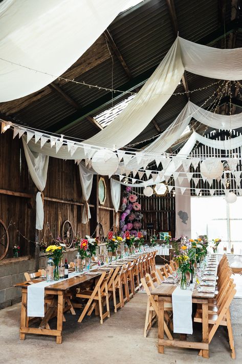 Wedding In Shed, Barn Party Decorations, Rustic Barn Wedding Ideas, Farmer Wedding, Barn Wedding Ideas, Shed Wedding, Village Hall Wedding, Barn Party, Budget Friendly Diy