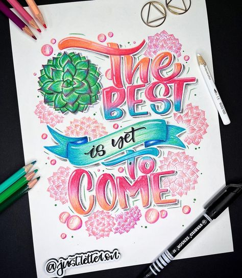 Julie’s Instagram photo: “‚The best is yet to come‘ …große Buntstifte-Liebe….🖤 #stabiloaquacolor 🖊 @stabilo @stabilodeutschland (Werbung/PR-Samples) Watermark…” Brush Lettering Font, Calligraphy Letters Alphabet, Brush Lettering Quotes, Colorful Lettering, Diy Calligraphy, Brush Pen Lettering, Pencil Lead, Hand Lettering Inspiration, Hand Lettering Art