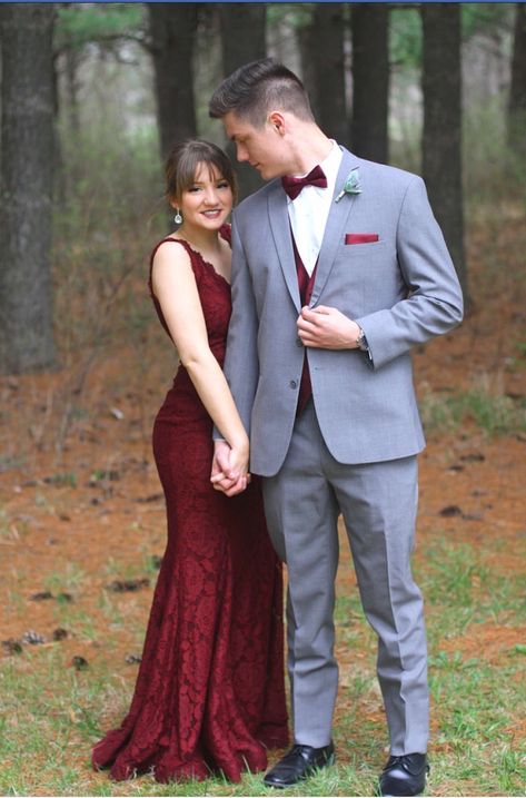 Prom Couple Pics, Couple Prom Outfits, Prom Photography Poses, Couple Prom, Burgundy Prom Dresses, Roses Photography, Prom Pictures Couples, Prom Picture Poses, Homecoming Pictures