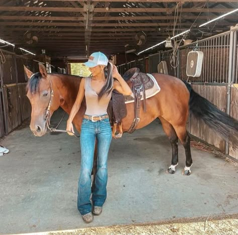 Horse Back Riding Outfits Casual Western, Western Rider Outfit, Working Ranch Outfits, Western Riding Outfits Women, Cowgirl Jeans Outfit, Western Riding Outfit, Summer Horseback Riding Outfit, Horse Riding Outfit Summer, Ranch Outfits For Women