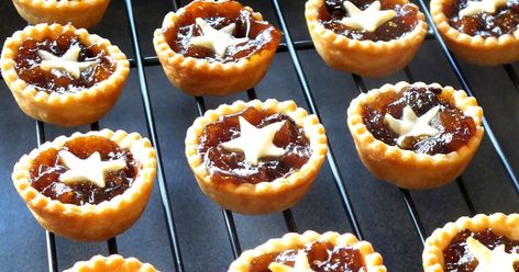 Contrary to how it sounds, mincemeat tarts contain no meat, well at least they don't these days but at one time they did.  Typically... Mincemeat Tarts, Holiday Dessert Recipes Easy, Mincemeat Pie, Mini Pie Recipes, No Meat, Mince Recipes, Holiday Dessert Recipes, Best Pie, Recipes Cake