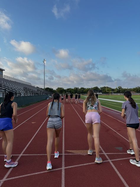 Track Team Aesthetic, Track Season Aesthetic, Cute Track Outfits, Track And Field Aesthetic, Track Pics, Track Szn, Track Aesthetic, Track Season, Best Running Gear