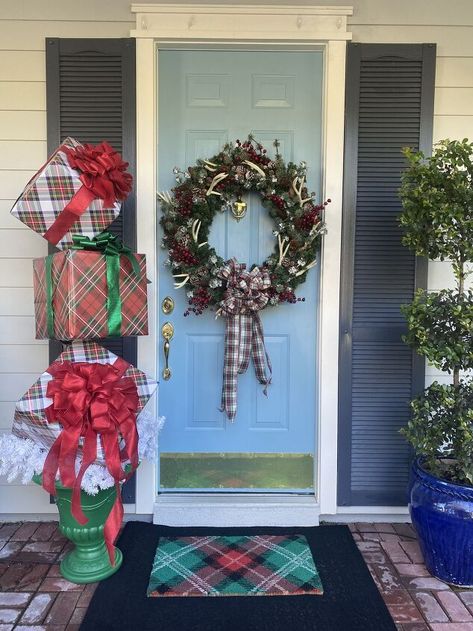 Decorate Plastic Bins, Diy Christmas Topiary, Easy Outdoor Christmas Decorations, Christmas Topiary, Canes Decor, White Garland, Christmas Favors, Plastic Bins, Christmas Table Cloth