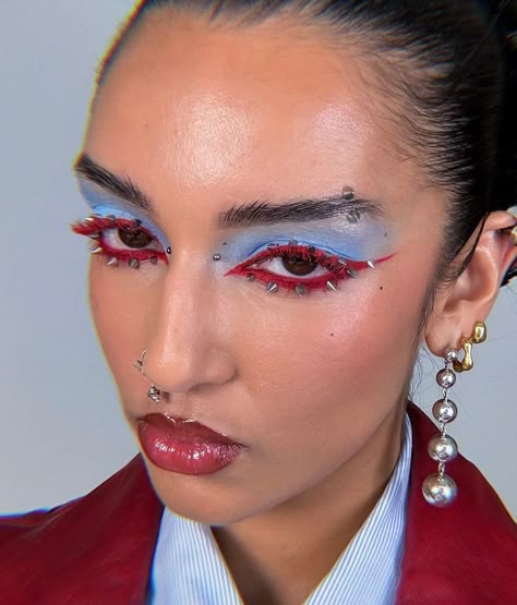 Unique Face Markings, Colour Harmony Makeup, 80s Red Makeup, Red Shirt Makeup Ideas, Avant Garde Makeup Looks, Bold Make Up, Artistry Makeup Looks, Maximalism Makeup, Surrealism Makeup