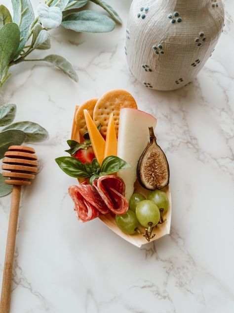 Nautical Appetizers, Fruit Boats, Charcuterie Boats Ideas, Charcuterie Boats, Boat Appetizers, Charcuterie Accessories, Charcuterie Board Display, Charcuterie Spread, Bar Catering