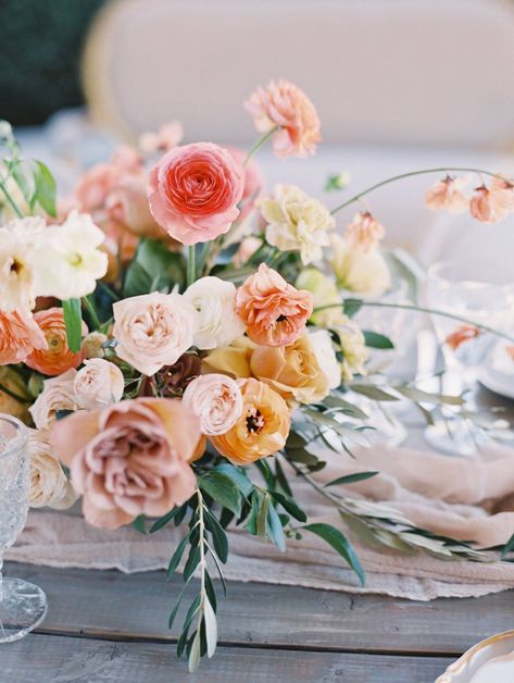 Romantic Tuscan Wedding Inspiration with Spring Florals | Southern California Wedding Inspiration Early Spring Wedding Ideas, Romantic Preppy Style, Peach Terracotta Wedding, Mountain Marriage, March Wedding Flowers, Yellow Reception, Wedding Flowers Spring, Reception Florals, Centerpieces Floral