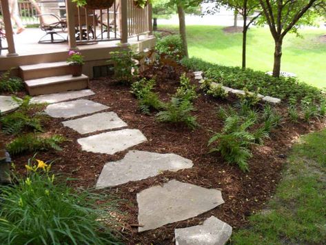 Wood Chips Landscaping, Wood Chips Garden, Creating A Garden, Stone Garden Paths, Rain Gardens, Mulch Landscaping, Backyard Walkway, Walkway Landscaping, Garden Stepping Stones