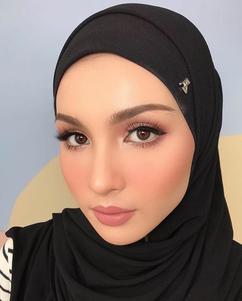 Make Up Wisuda Hijab, Western Makeup, Make Up Wisuda, Bride Makeup Natural, Graduation Inspiration, Moodboard Wedding, Hijab Ideas, Makeup Tuts, Graduation Makeup