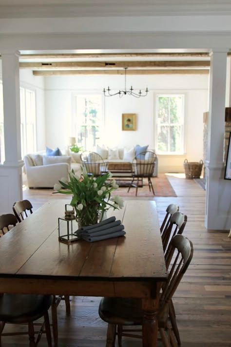 Organic Farmhouse Style, Hamptons Living Room, Jenny Steffens Hobick, City Farmhouse, Colonial Farmhouse, Dining Room Cozy, Brick Flooring, Traditional Farmhouse, Farmhouse Dining Room