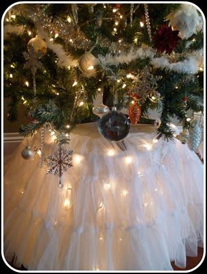 Beautiful Tree - Miss Flibbertigibbet. She used a petticoat for the tree skirt! Neat idea! Christmas Tree With Lights, Tree With Lights, Cowboy Christmas, Chopping Block, Christmas Time Is Here, Light Night, Navidad Diy, Have Inspiration, Christmas White