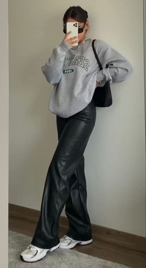 How To Style Leather Pants, Lederhosen Outfit, Leather Pants Outfit, Mode Zara, Skandinavian Fashion, Chique Outfits, Winter Fashion Outfits Casual, Mens Trendy Outfits, Business Casual Outfits For Work