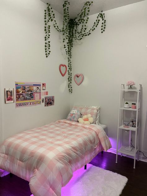 White Pink Room Bedroom Ideas, Room Simple Aesthetic, Pink Room Minimalist, Light Pink Minimalist Room, Pink Simple Room, Bedroom Pink Minimalist, Pink White Room Aesthetic, Pink And White Bedroom Ideas Aesthetic, Simple Pink Bedroom Ideas