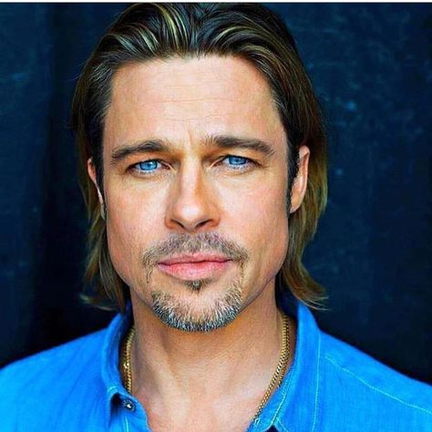 Brad Pitt on Instagram: “Eyes like the ocean. 😍😍😍❤️❤️❤️ those eyes are so deep blue...I love him! • • • • • • • • • • • • • • • • • • #bradpitt #model #malemodel…” Brad Pitt Photoshoot, How To Style Hair, Slick Back Haircut, Brad Pitt Photos, Brad And Angelina, Jolie Pitt, Hollywood Reporter, Anti Aging Tips, The Hollywood Reporter