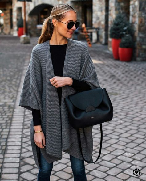 Black Handbag Outfit, Connecticut Fashion, Cozy Glam, Poncho Outfit, Poncho Pullover, Pullovers Outfit, Blogger Street Style, Sweater Poncho, Fall Handbags