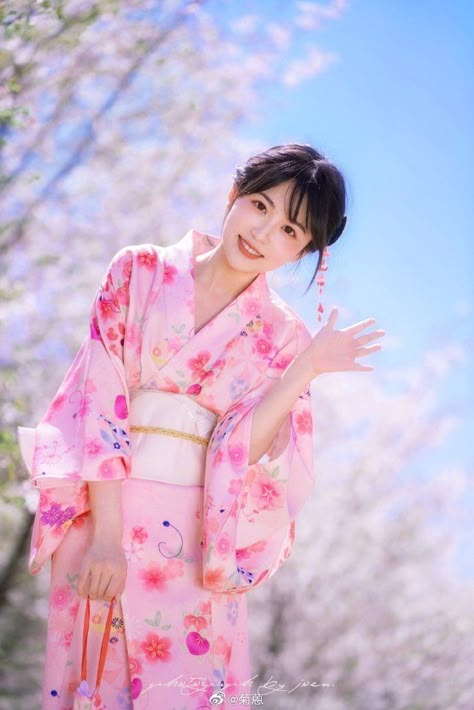 Japanese Kimono Dress, Japan Photoshoot, Modern Kimono, Pink Kimono, Yukata Kimono, Japan Outfit, Casual Kimono, Locked Wallpaper, Japanese Outfits