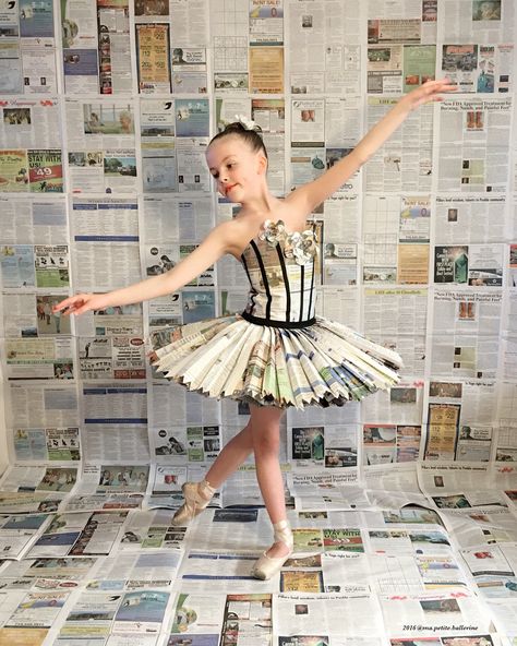 Disfraz de bailarina hecho de periodicos Recycled Dress Ideas, Recycled Costumes, Newspaper Fashion, Trash Fashion, Newspaper Dress, Recycled Outfits, Baby Kostüm, Recycled Dress, Dress Card