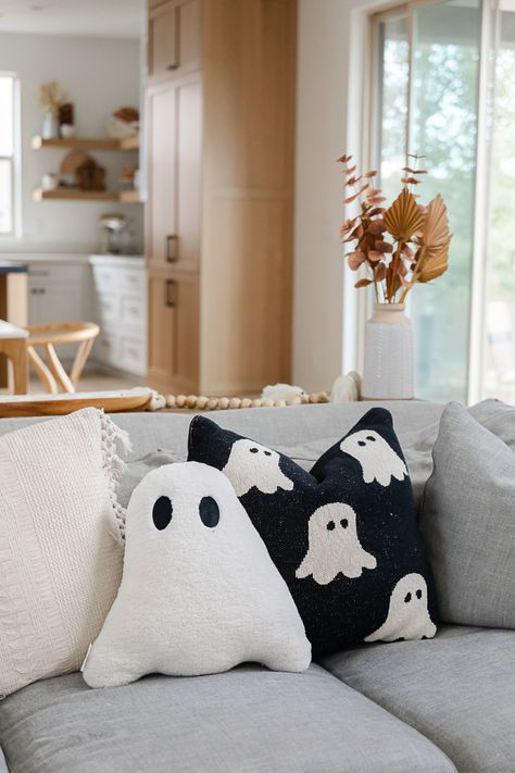 Interior Design Halloween, Fall Ghost Decor, Halloween Simple Decor, Halloween Sofa Decor, Halloween Aesthetic Home Decor, 2024 Halloween Decor Ideas, Scandi Halloween Decor, Ghost Living Room Decor, Cute Halloween Home Decor