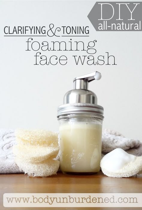 This DIY all-natural foaming facial cleanser includes ingredients that help clarify and tone the skin, as well as ingredients that are extra-gentle and help maintain skin’s natural balance. [natural beauty, skincare, and remedies] Joululahjat Diy, Oil Cleansing, Homemade Lotion, Diy Kosmetik, Foaming Facial Cleanser, Diy Beauty Products, Natural Balance, Foaming Face Wash, Natural Therapy