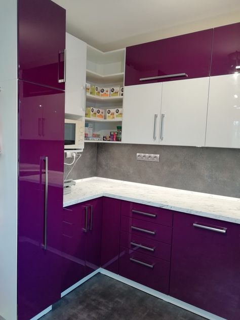 Kitchen Purple Cabinets, Small Kitchen Cabinet Color Ideas Two Tone, Kitchen Trolly, Colorful Boho Kitchen, Purple Kitchen Cabinets, Purple Cabinets, Lavender Kitchen, Vibrant Kitchen, Color Combinations Home