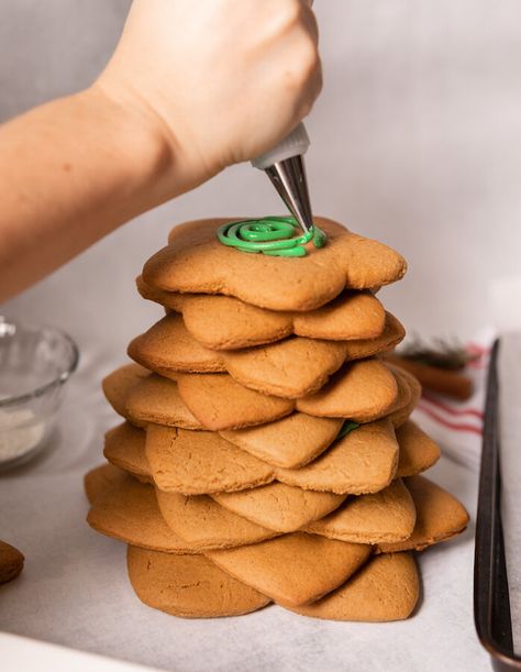 Looking for a festive activity the whole family can get involved in? This 3D Gingerbread Christmas Tree is not only so fun to make but it also makes for the perfect centerpiece at Christmas dinner. Not to mention it fills the house with the best smell! HELLO GINGERBREAD COOKIES!! #gingerbread #christmas #christmastree #christmasdecor #christmascrafts Gingerbread Cookie Tree, Cookie Centerpiece Ideas, Christmas Tree Food, How To Make Gingerbread, Gingerbread Christmas Tree, Christmas Baking Recipes, Christmas Tree Cookies, Christmas Dinner, Healthy Baking