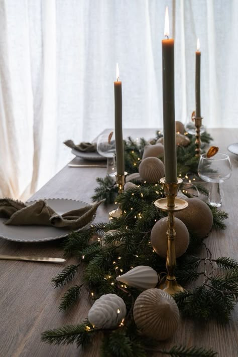 Dining Table Autumn Decor, Christmas Table For 4, Grey Christmas Table Decor, Pottery Barn Christmas Tablescapes, Christmas Table Decor Minimalist, Christmas Decoration Dining Room, Black Accent Christmas Tree, Table Setup Christmas, New Year Party Table Decorations