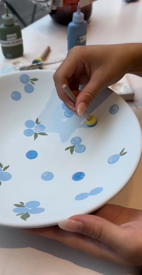 Cool Ceramic Painting Ideas, Simple Clay Painting Ideas, Special Plate Ideas, Simple Pottery Ideas Painting, Clay Cafe Painting Ideas Plates, Flat Pottery Ideas, Diy Paint Plates, All Fired Up Pottery Ideas, Simple Pottery Glaze Ideas