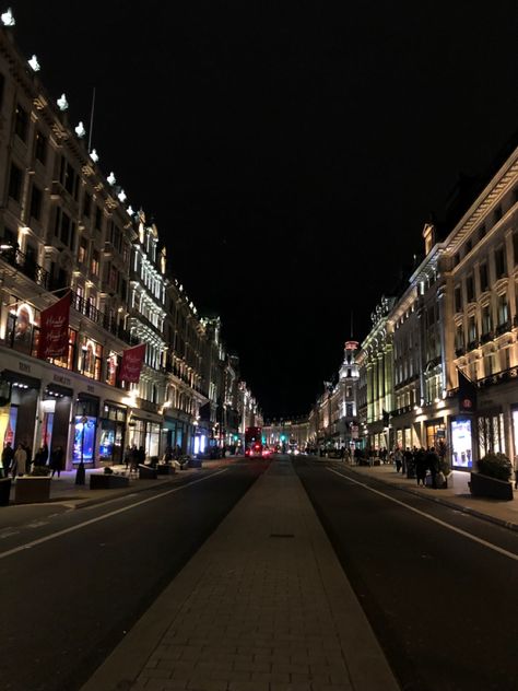 #london #city #vibes #oxfordstreet Oxford City Aesthetic, Oxford City, City Vibes, City Vibe, Oxford Street, School Inspiration, London Calling, Daily Journal, City Aesthetic