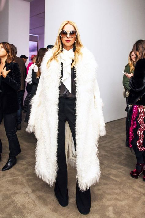 Rachel Zoe - At Frame's Fall 2017 presentation Rachel Zoe Street Style, Rachael Zoe, Black Suite, Rachel Zoe Style, Hippie Fashion, Jenner Style, Bow Blouse, Autumn Street Style, Fur Coats