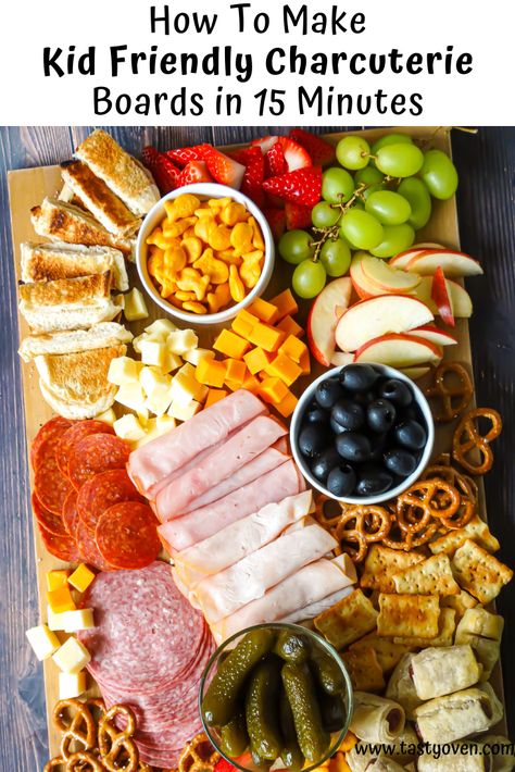 Kid Friendly Charcuterie Board, Super Bowl Party Food, Bowl Party Food, Fingerfood Party, Decorações Com Comidas, Charcuterie Inspiration, Party Food Platters, Super Bowl Party, Charcuterie And Cheese Board