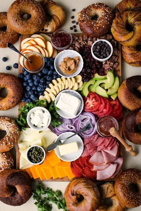 Brunch Bagels, Bagel Board, Bagel Brunch, Brunch Board, Bagel Bar, Bagel Toppings, Breakfast Platter, Brunch Spread, Fingerfood Party