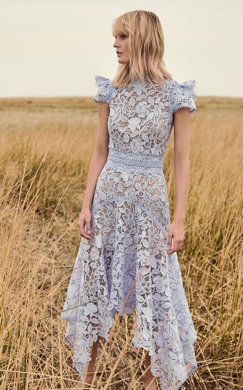 Guipure Dress Fashion, Dantel Dress, Classy Lace Dress, Guipure Dress, Guipure Lace Dress, Celebrity Style Dresses, Simple Hairstyle, Handkerchief Dress, Pageant Gowns