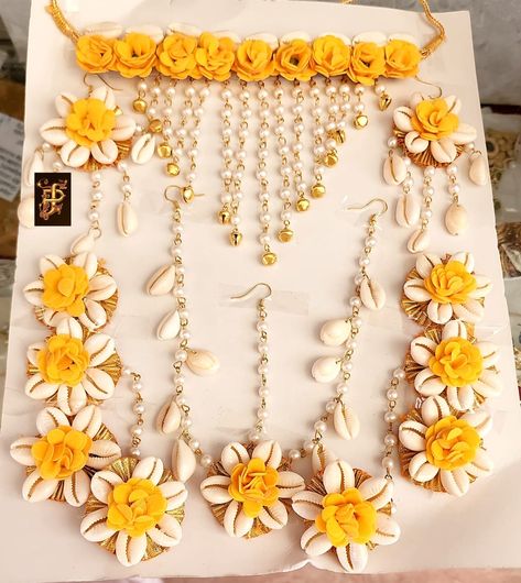 Haldi Ornaments, Flower Bracelet Wedding, Haldi Jewellery, Haldi Wedding, Maharashtrian Wedding, Businesses Ideas, Shells Jewelry, Flower Jewellery For Mehndi, Destiny Quotes