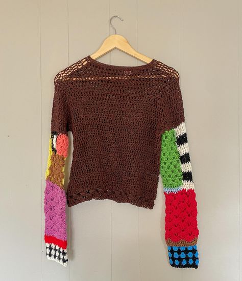 A fun crochet piece! Wool and scrap yarn 🎪 Scrap Yarn Cardigan, Scrap Yarn Knitting, Scrap Crochet Projects, Crochet Scrap Yarn Projects, Scrap Yarn Crochet Projects, Scrap Crochet, Scrap Yarn Crochet, Crochet Couture, Crochet Jumper