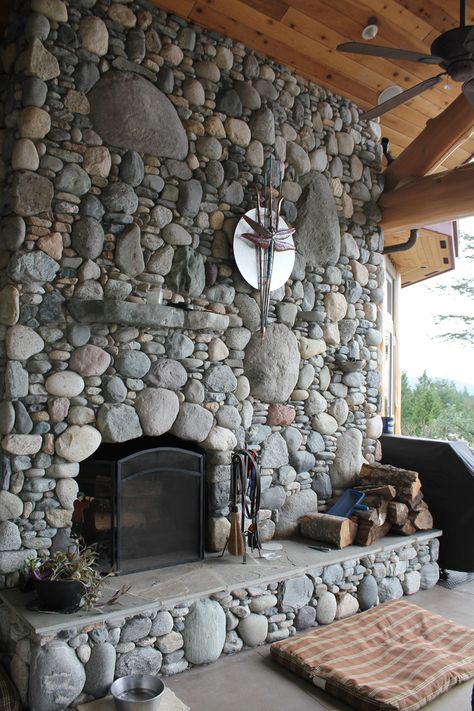 River Rock Fireplace, Stone Fireplace Decor, Custom Stone Fireplace, Stone Fireplace Designs, Outdoor Stone Fireplaces, River Rock Fireplaces, Rock Fireplace, Cottage Tiny House, Stone Fireplaces