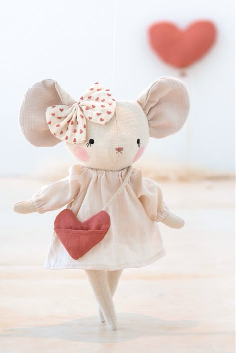 Mouse Sewing Pattern, Mouse Sewing, Fabric Art Diy, Sewing Soft Toys, Dolls Handmade Diy, Sewing Shop, Doll Patterns Free, Handmade Stuffed Animals, Art Dolls Cloth