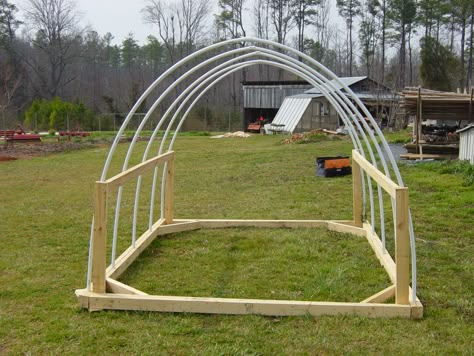 Chicken tractor construction - I like the side construction on this one since it would make it easier to put roosts into a hoop house. Chicken Yards, Hoop Coop, Easy Chicken Coop, Hoop House, Chicken Tractors, Chicken Tractor, Chicken Run, Chicken Coop Designs, Farm Stuff