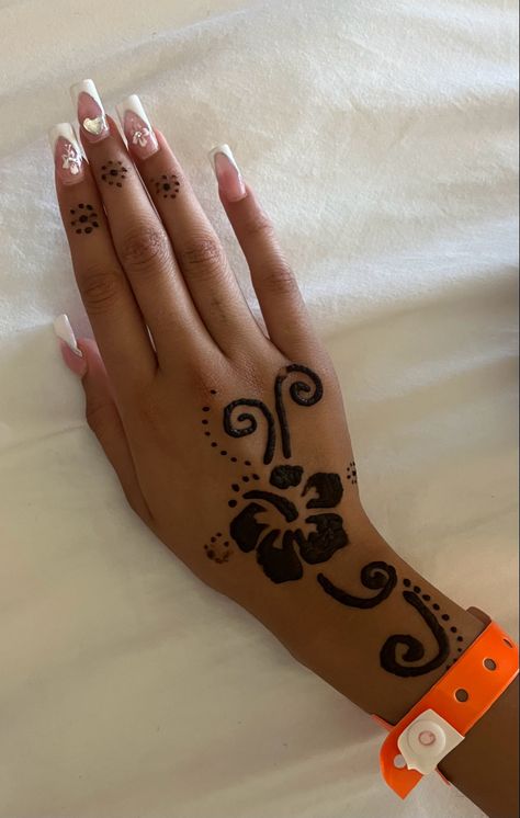 Flower Henna Designs Simple, Summer Henna Designs, Mehendi Tattoo, Summer Henna, Small Henna Tattoos, Small Henna Designs, Henna Flower, Cute Henna Designs, Cute Henna Tattoos