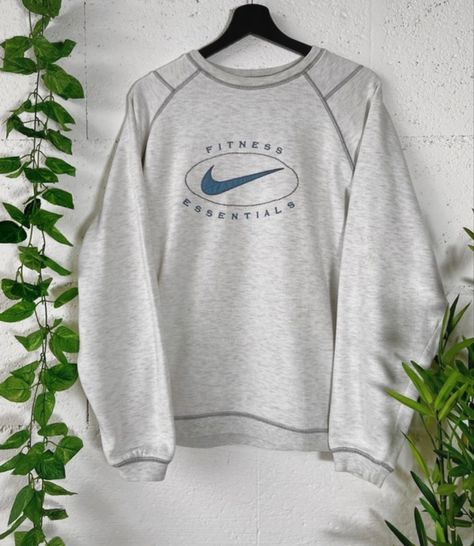 Hoodie Print Ideas, Old Nike Shoes, Sweatshirt Ootd, Nike Vintage Sweatshirt, Vintage Nike Sweater, Old Nikes, Aesthetic Hoodies, Vintage Nike Sweatshirt, Ootd Instagram