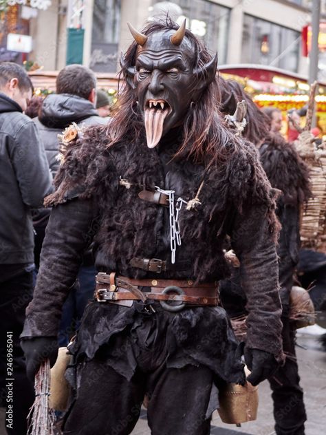 Krampus Costume, Arte Alien, Elegant Halloween, Vampires And Werewolves, Cosplay Diy, Pulp Art, Creative Halloween Costumes, Creepy Art, Black Christmas