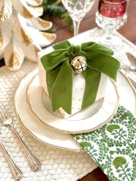 Gift Wrapping Inspiration, Christmas Tablescape, Holiday Tablescapes, Tablescape Ideas, 12 December, Rustic Holiday, Christmas Tablescapes, Festive Tables, Christmas Table Settings