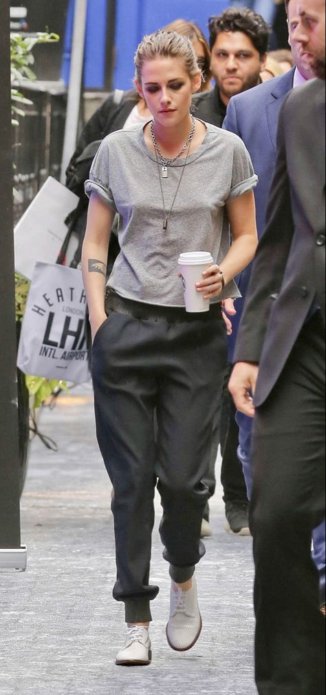 Kristen Stewart Tomboy Outfits, Kristen Stewart Fashion Style, Kristen Stewart Street Style 2022, Kirsten Stewart Outfit, Kristin Stewart Style, Tomboy Summer Outfits Street Style, Queer Fashion Women Summer, Tom Boy Style Women, Kristen Stewart Aesthetic