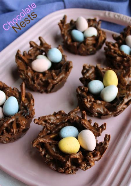 These sweet chocolaty no bake treats look like birds nests but taste like haystack candies. They are quick and easy to make and perfect for spring and Easter. Easter Ideas Decoration, Easter Treat Ideas, Cadbury Mini Egg Cookies, Easter Birds Nest, Birds Nest Cookies, Easter Egg Nest, Unique Easter Baskets, Easy Easter Treats, Easter Party Food