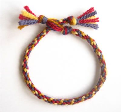 Woven Bracelet Tutorial, Diy Bracelets How To Make, Diy Friendship Bracelet, Friendship Bracelets Easy, Macrame Bracelet Tutorial, Friendship Bracelets Tutorial, Thread Bracelets, Diy Bracelets Easy, Friendship Bracelets Diy