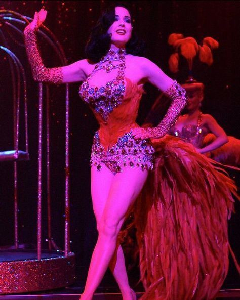 American Broadway striptease Dita Von Teese Burlesque Costumes, Show Girl Aesthetic, Burlesque Show Outfit, Showgirl Aesthetic, Show Girl Costume, Strip Outfit, Dita Von Teese Show, Burlesque Performance, Dita Von Teese Burlesque