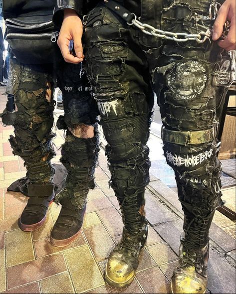 Crust Punk Fashion, Grunge Mens Fashion, Crust Punk Pants, Diy Emo Clothes, Diy Goth Clothes, Metalhead Fashion, Crust Pants, Alt Fits, Punk Fashion Diy